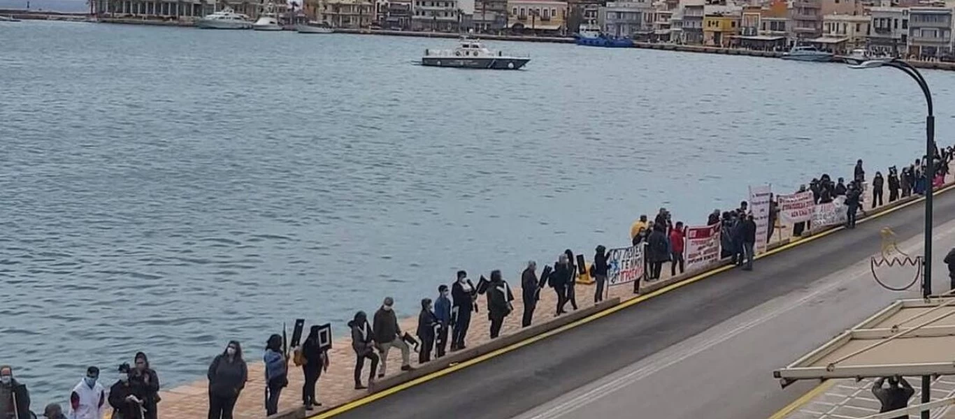 Χίος: Διαμαρτυρία για το άνοιγμα νέας δομής παράνομων μεταναστών - Ανθρώπινη αλυσίδα μήκους 1 χλμ. (βίντεο)